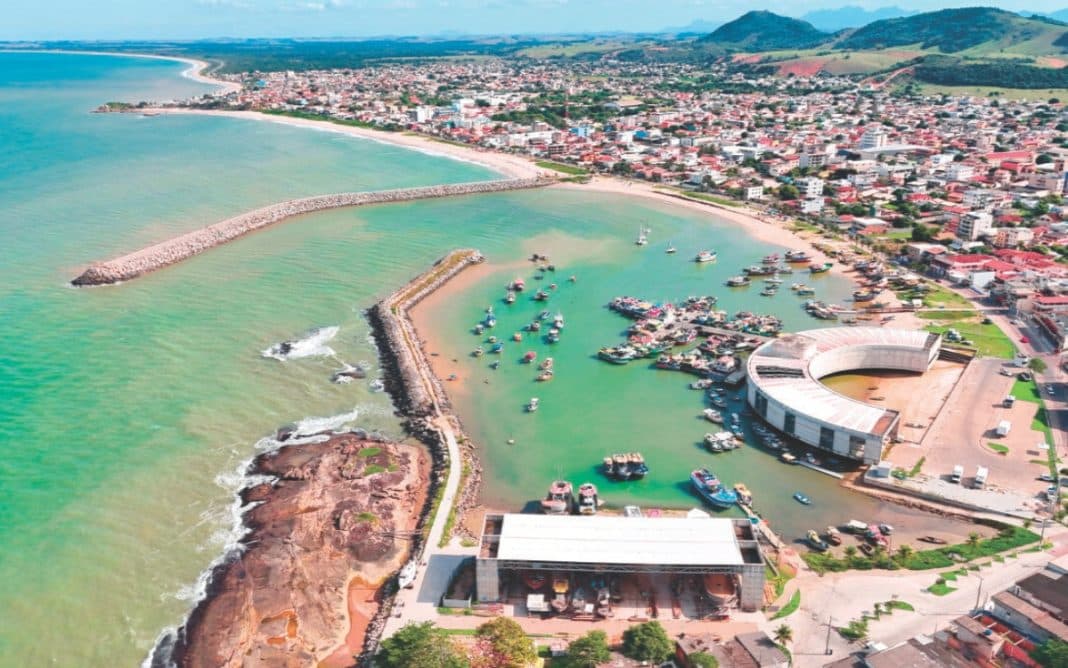 Vista aérea da barra de Itaipava, em Itapemirim, com os barcos de pesca e o quebra-mar